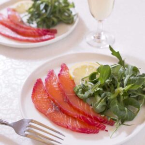 Gravlax de saumon aux baies roses, coulis de betteraves et salade croquante