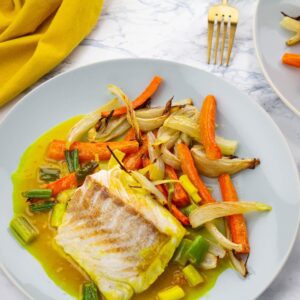 Poisson du marché, riz parfumé et légumes rôtis, sauce vierge